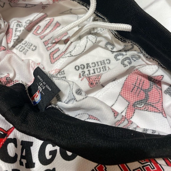 Chicago Bulls Graphic Basketball Shorts Repeating Pattern Boys Size Small 8 NWT - Picture 8 of 8
